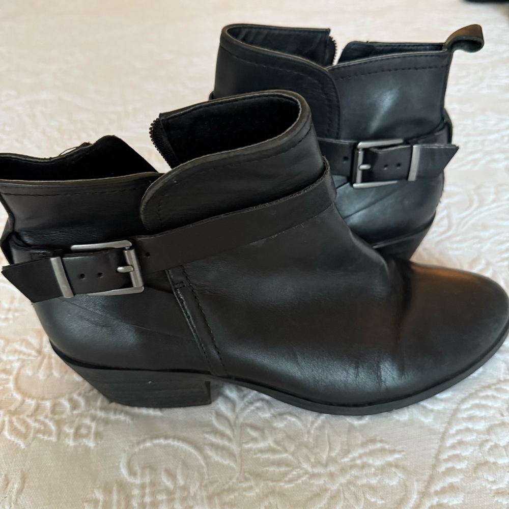 Vince Camuto Peamer Black Leather Ankle Boots size 8.5